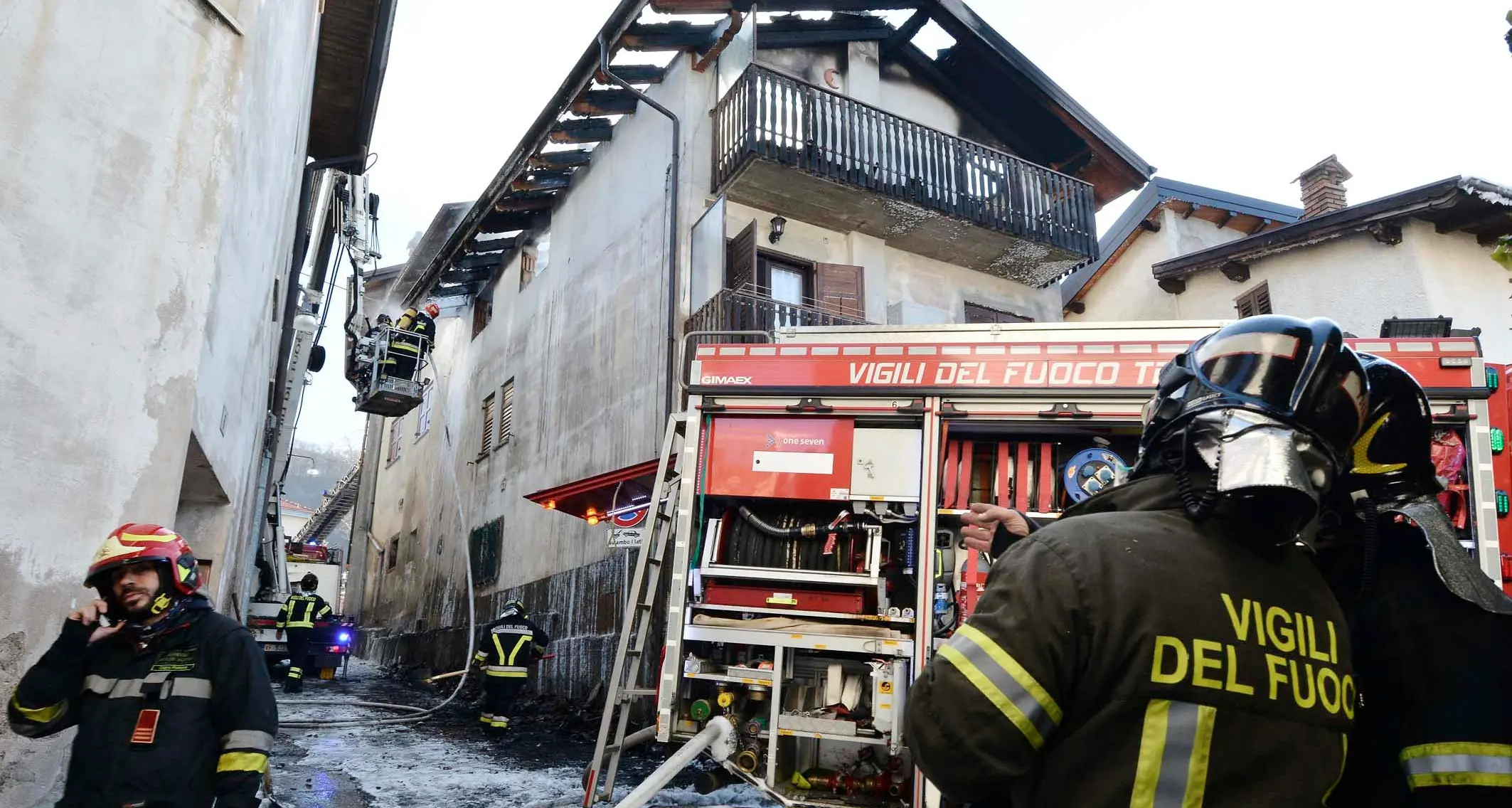 Incendio a Vigo Meano: in fiamme una casa del centro un ferito, 30 persone evacuate