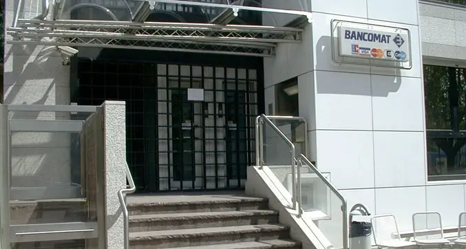 Preleva al bancomat, in tre lo affrontano con la pistola, e lui inizia a gridare e li mette in fuga