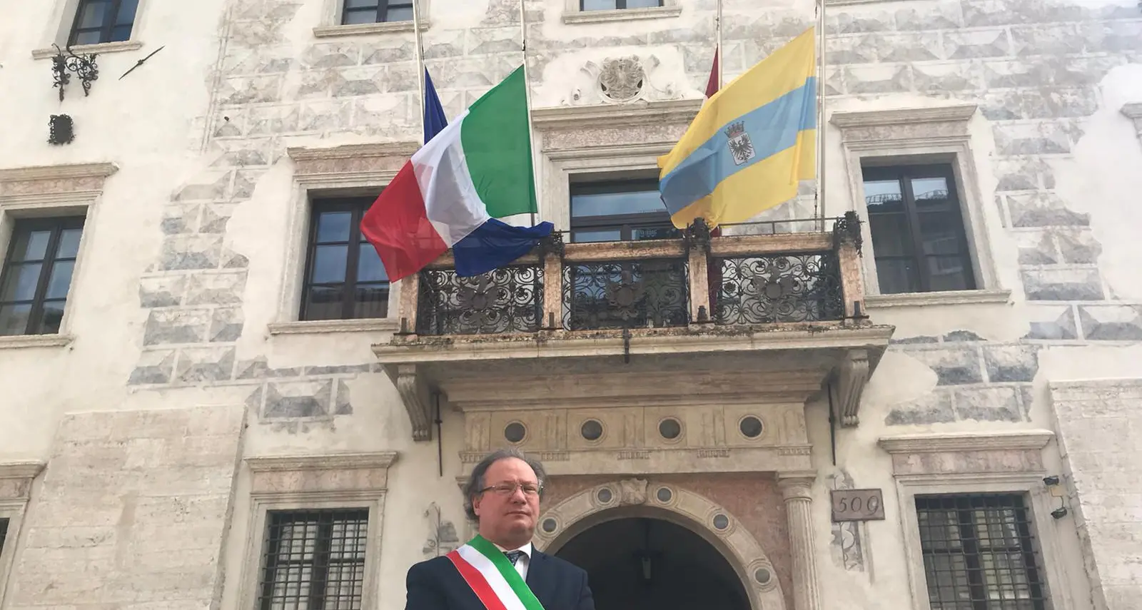 Bandiere a mezz'asta: anche Trento e Rovereto unite al lutto nazionale