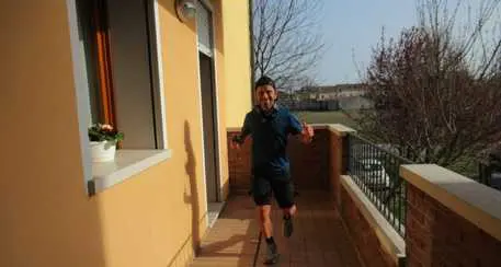 La sfida del runner: correre i 100km sul balcone di casa