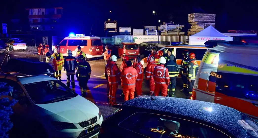 Sei ragazzi morti, undici feriti la strage della val Aurina per un ubriaco che è piombato su una comitiva in strada