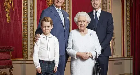 La Regina Elisabetta in posa con i tre eredi al trono: ecco la foto ufficiale