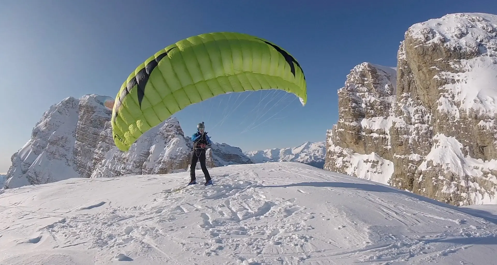 Sulla Tosa con le pelli e poi giù con sci e paracadute: l'impresa di due trentini nel VIDEO