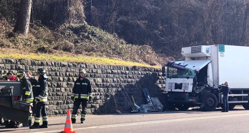 Violento tamponamento tra camion in Valsugana