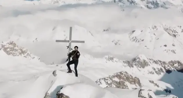 Videoclip mozzafiato: il violinista Casta sul ghiacciaio Presena a 3.100 metri