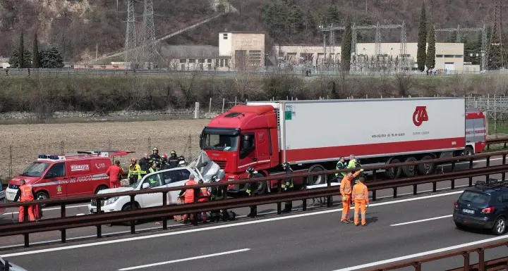 Schianto in A22: morirono moglie e cognata A processo per omicidio stradale