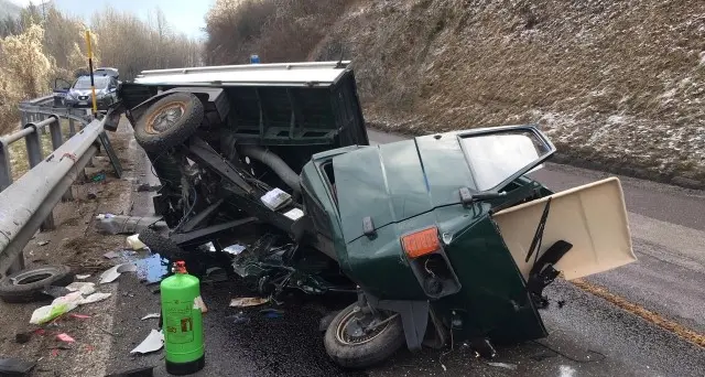 Si schianta con l'Ape contro un'auto Muore Luigi Viviani, 86 anni, di Villa Rendena