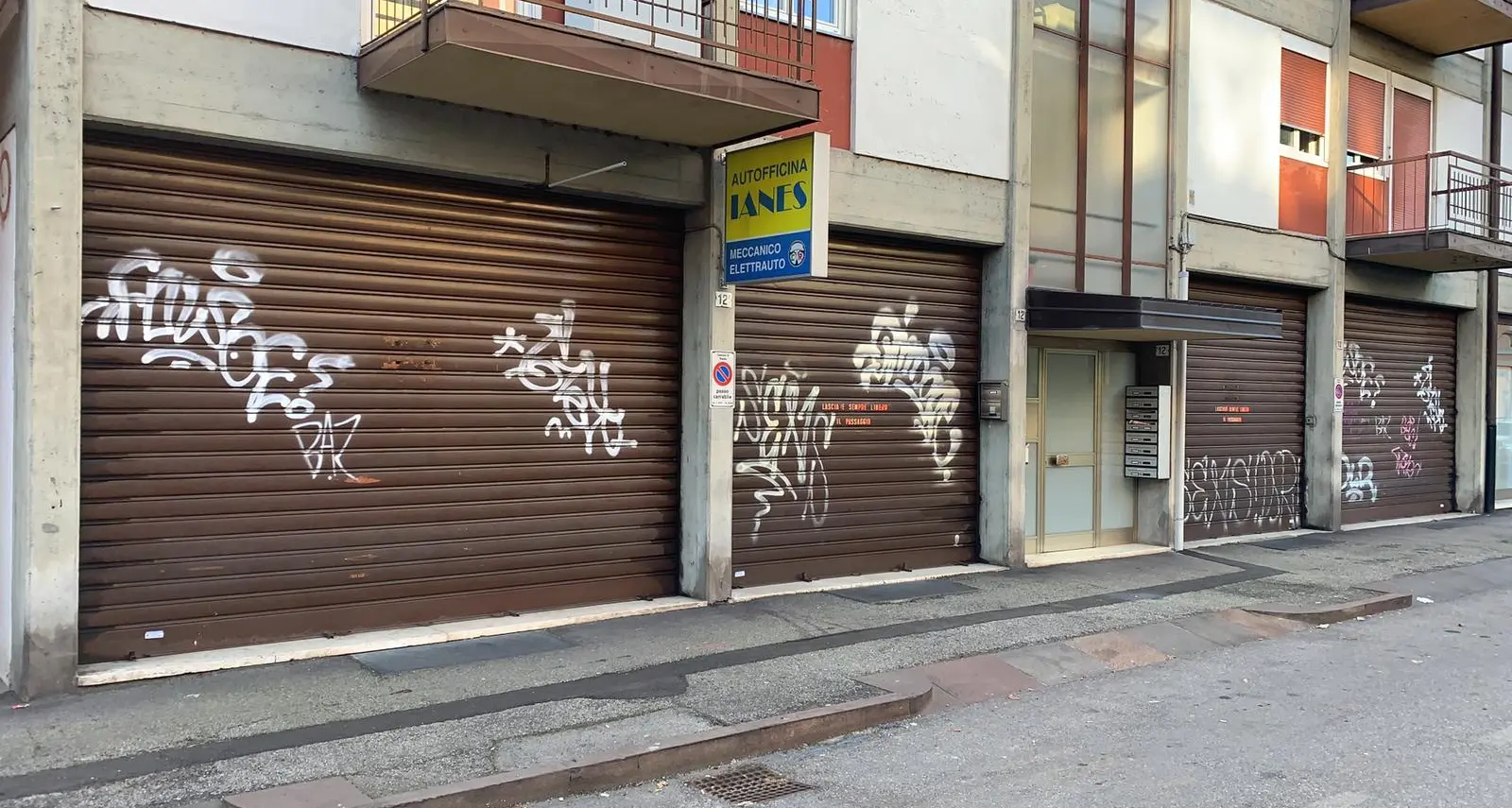 Via Antonio da Trento imbrattata dai vandali