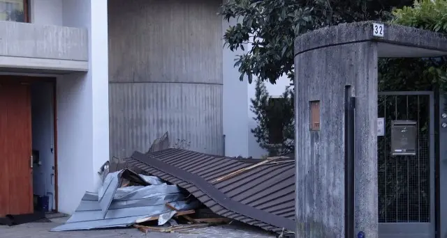 Un vento fortissimo spazza il Trentino Mezzolombardo, condominio scoperchiato