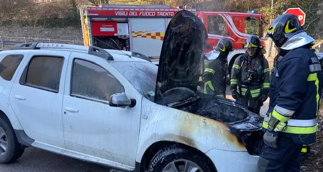 Ponte Alto, auto in fiamme: intervengono i vigili del fuoco