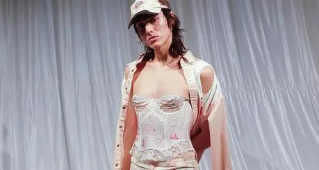 Moda \"fluida\": l'uomo in passerella con il corsetto