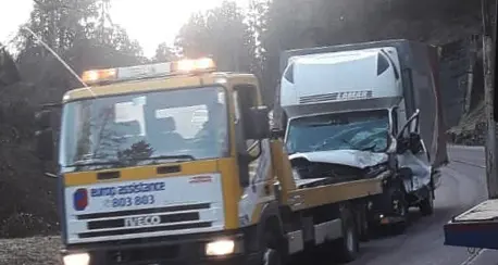 Quattro feriti nello schianto e viabilità in tilt tra Cles e Mostizzolo
