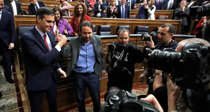 Spagna: Pedro Sanchez guida un governo di coalizione con Podemos