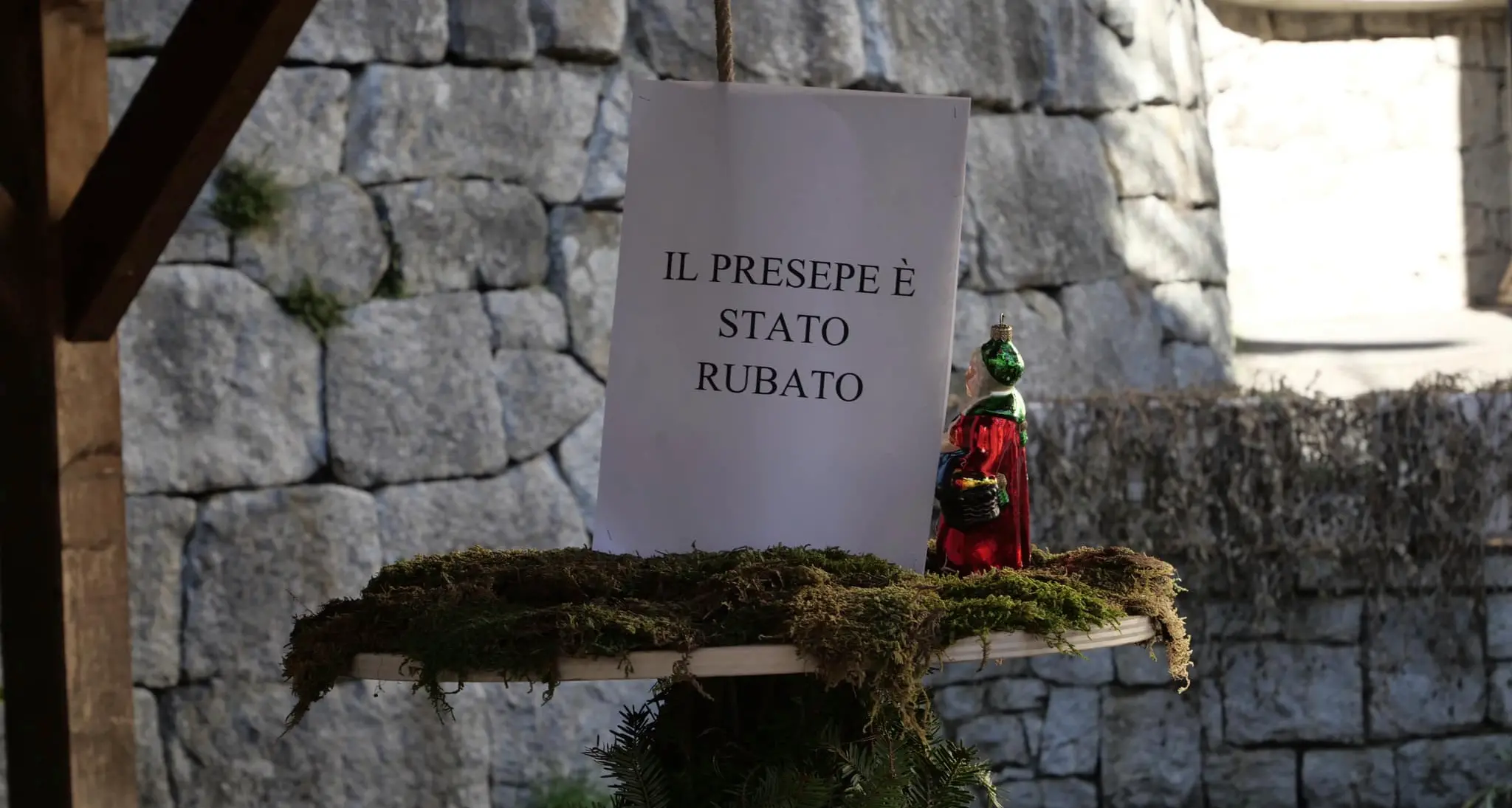 Mortaso: rubato il presepe allestito nel lavatoio lasciato solo uno dei Re Magi