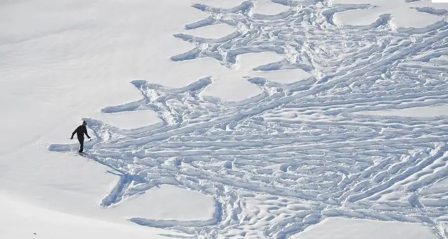 L'arte delle impronte sulla neve i favolosi disegni con le ciaspole dell'artista Simon Beck - VIDEO e FOTO