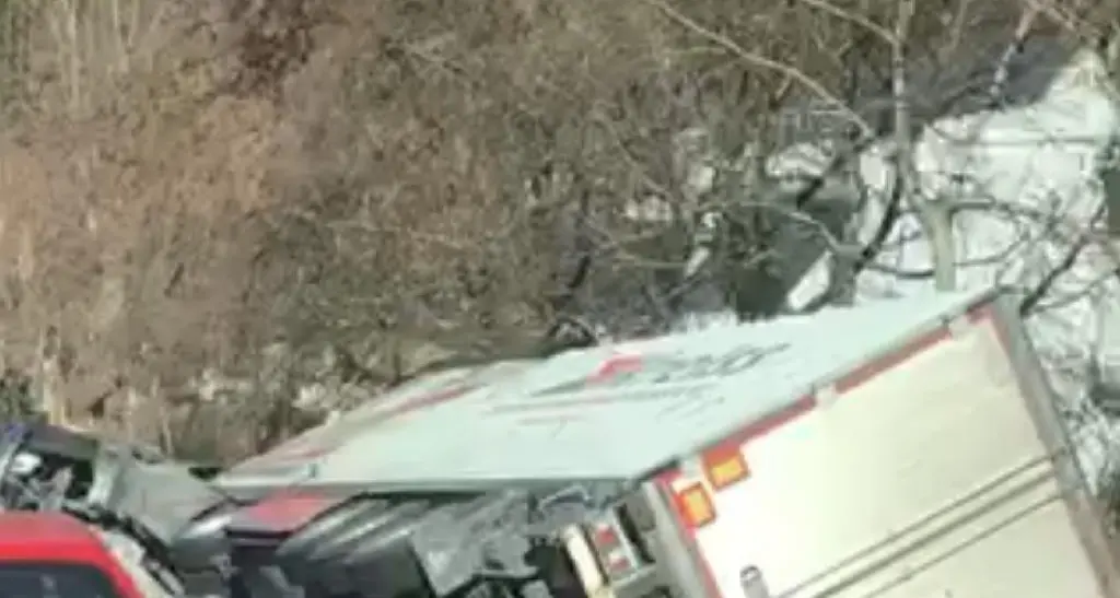 San Cristoforo, camion esce di strada: statale della Valsugana, traffico in tilt