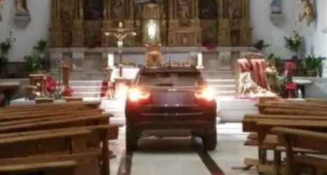 Entra in chiesa con il Suv «Sono posseduto» - Video