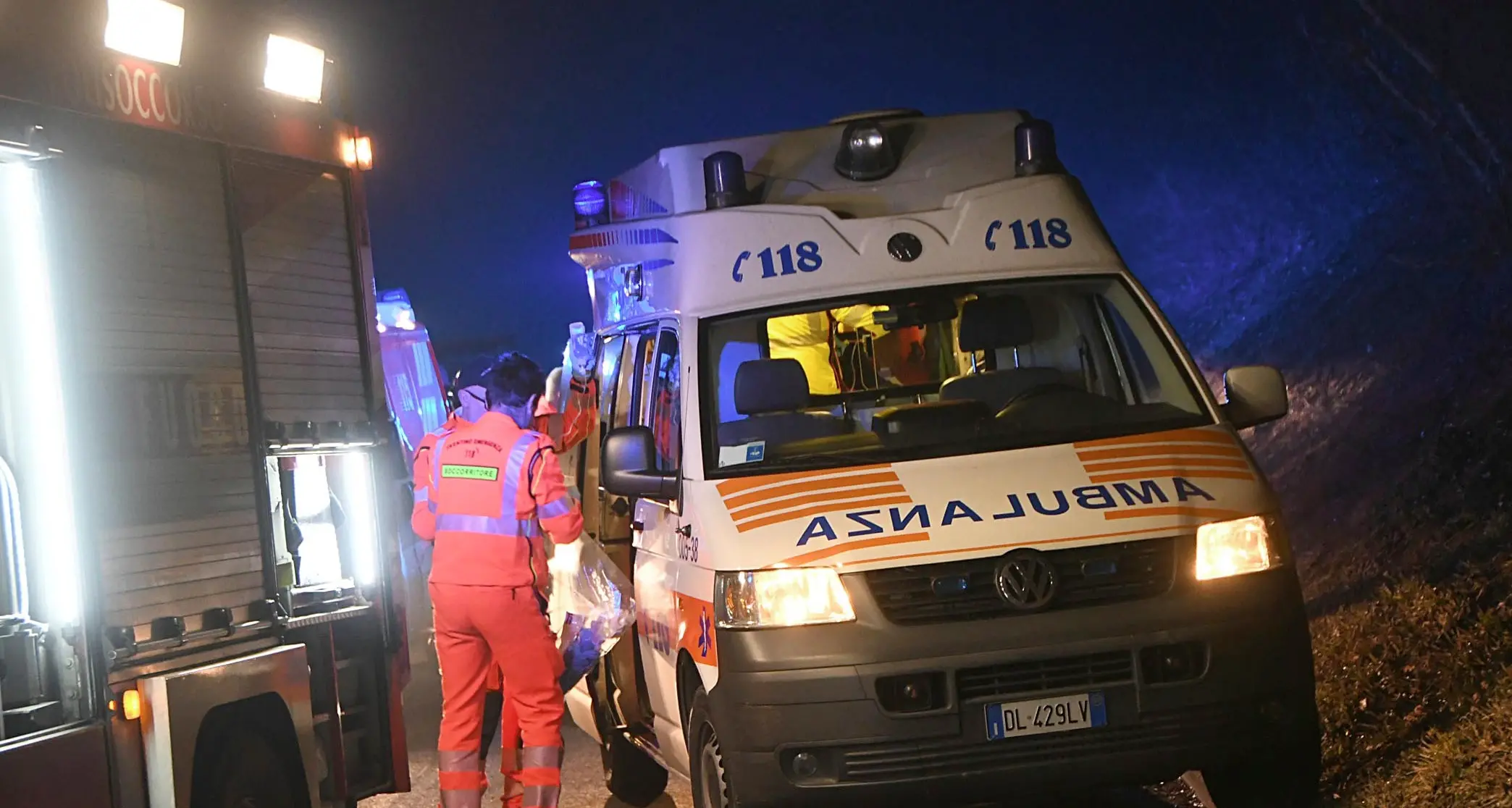 Accende il fuoco con l'alcol: gravi ustioni per una 24enne investita da una fiammata