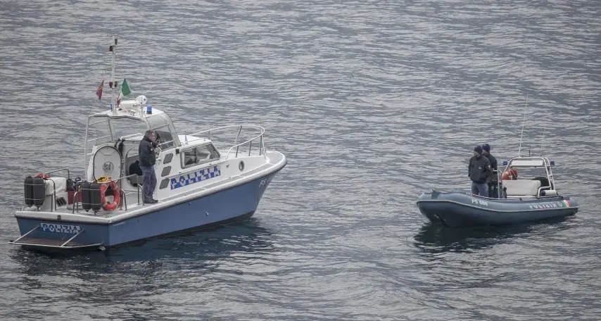 Gettano nel lago di Garda 80 blocchi di cemento