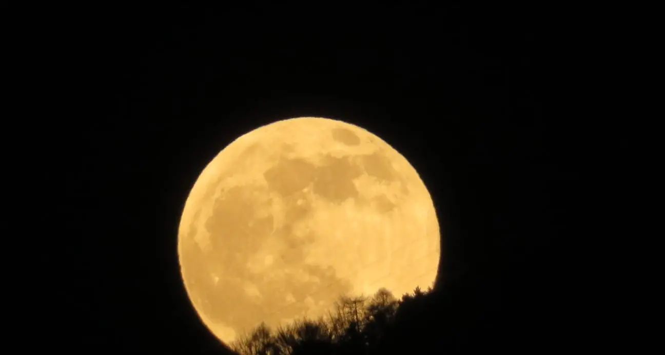 E' appena iniziata l'eclisse di penombra della Luna piena ecco la favolosa foto da Trento