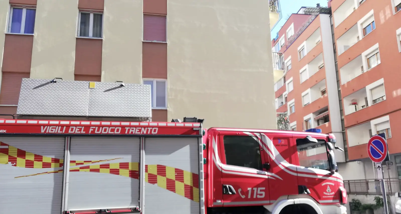 Fiamme dalla cucina, due anziani in salvo grazie ai pompieri in un condominio in via Matteotti