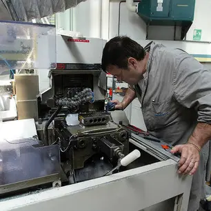 Produzione industriale, brusco stop In un anno diminuita del 4,3%