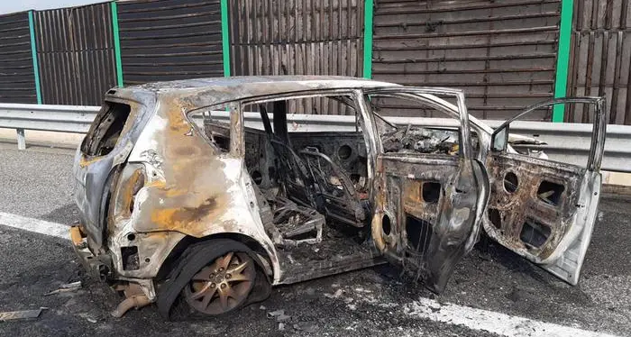 Schianto in auto nella notte Due giovani carbonizzati Un terzo salvato dalle fiamme