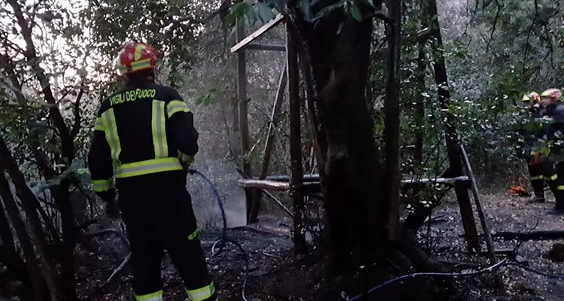 Capanno di caccia in fiamme Si sospetta l'origine dolosa