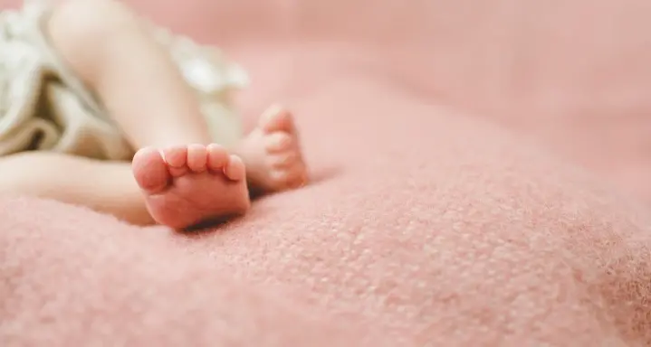 Orrore in Francia: bambina uccisa dalla mamma nel giorno del suo primo compleanno