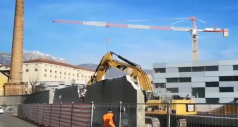 È iniziata la demolizione del muro dell’ex Manifattura - Video