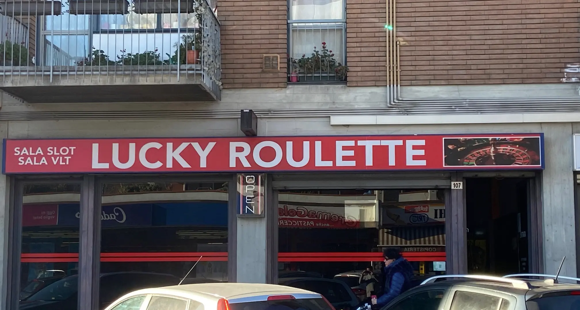 Entra nella sala slot con la pistola la cassiera riesce a scappare e a dare l'allarme in via Maccani