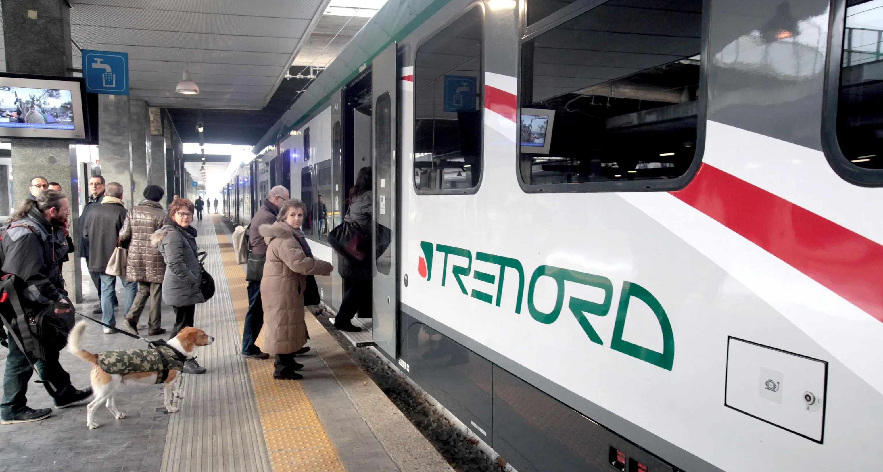 Capotreno presa a pugni e calci da un uomo senza biglietto nell'indifferenza dei passeggeri