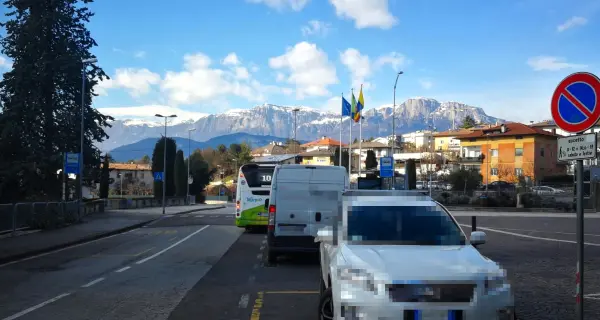 Parcheggi vuoti, allora le auto occupano lo spazio dell'autobus