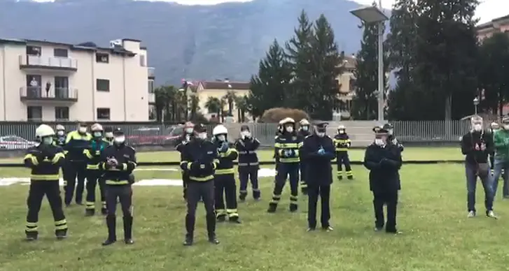 La forze del'ordine e i vigili del fuoco all'ospedale
