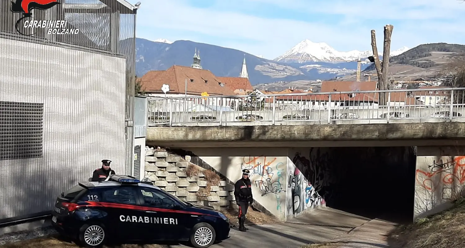 Strappano la borsetta a una donna in bici: arrestati due scippatori