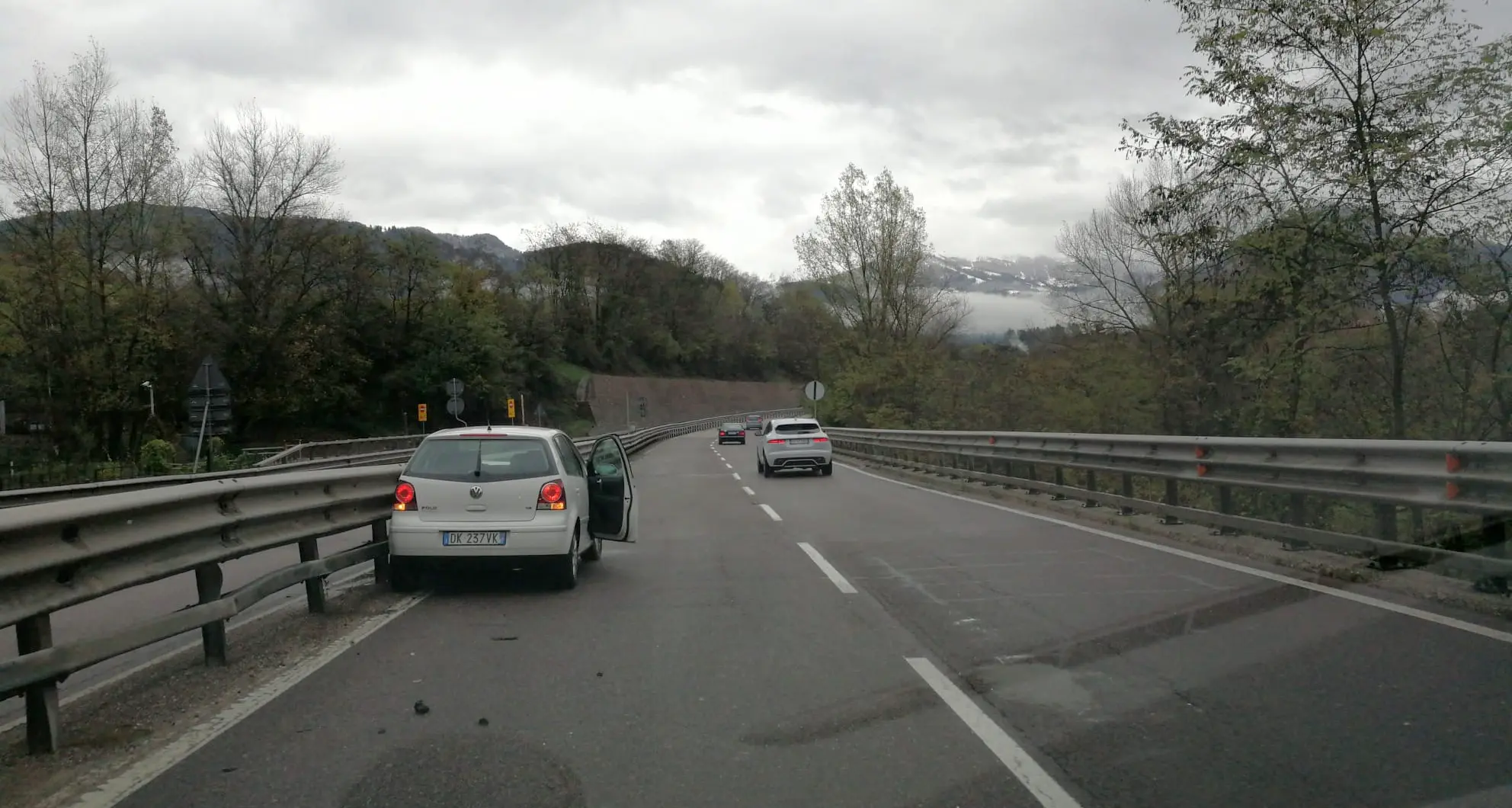 Incidente alla curva del «Corona» due auto si scontrano sulla SS47 illese le due donne alla guida