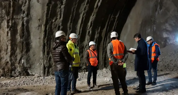 Loppio-Busa, gli operai protestano «Lavoratori sottopagati e sicurezza a rischio» Spinelli visita il cantiere: «Vi siamo vicini»