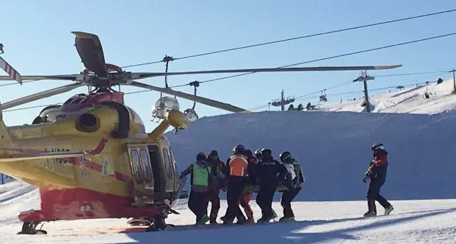 Cade con lo snowboard e batte la testa: è grave