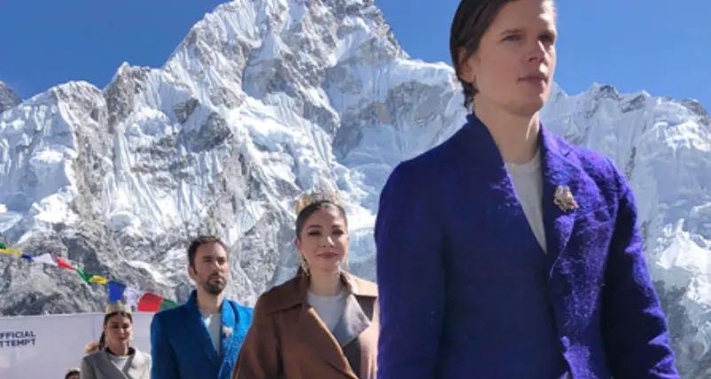 Sfilata sull'Everest a 5600 metri, è record da Guinness