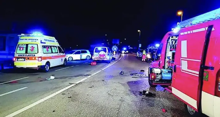 Scontro fra due auto: ferite quattro persone al bivio di San Lazzaro