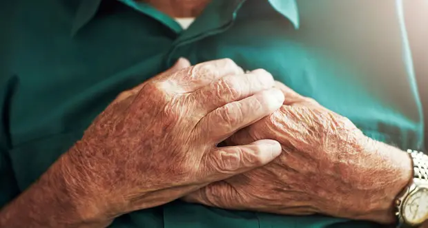 Paradosso negli anziani, invecchiando si dimezzano le cure per il cuore