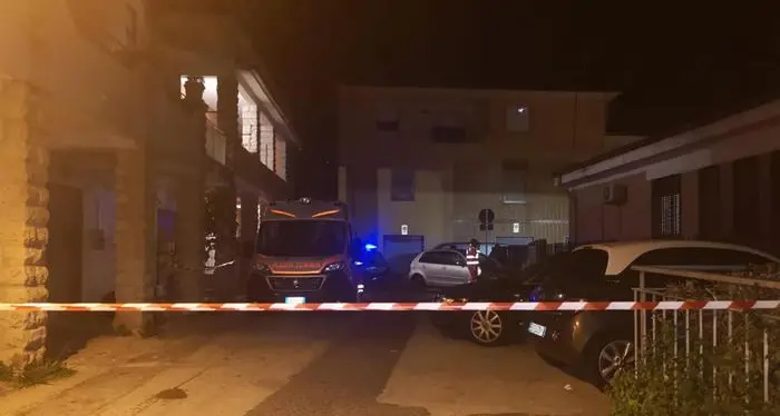 Uccide l'ex compagna a coltellate in un bar davanti ai due figli piccoli