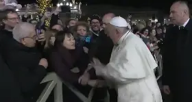 Il Papa strattonato in piazza si libera con due schiaffi E il video fa il giro del mondo