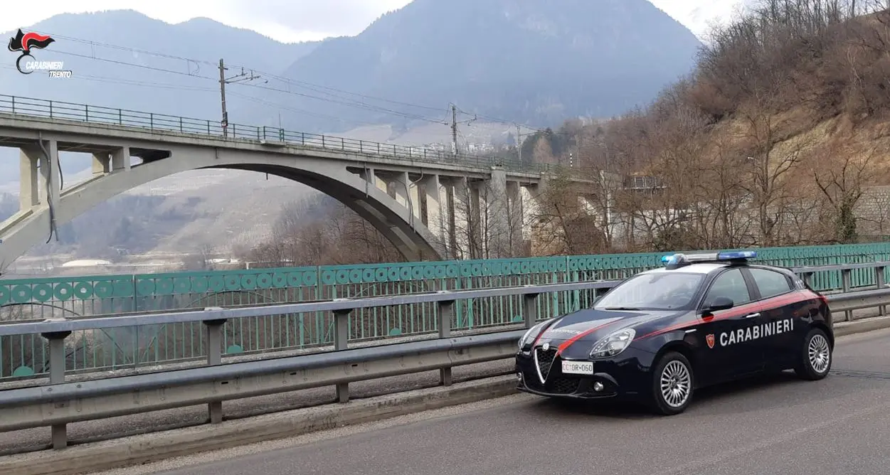 I carabinieri hanno salvato una 20enne a rischio suicidio sul ponte di Mostizzolo