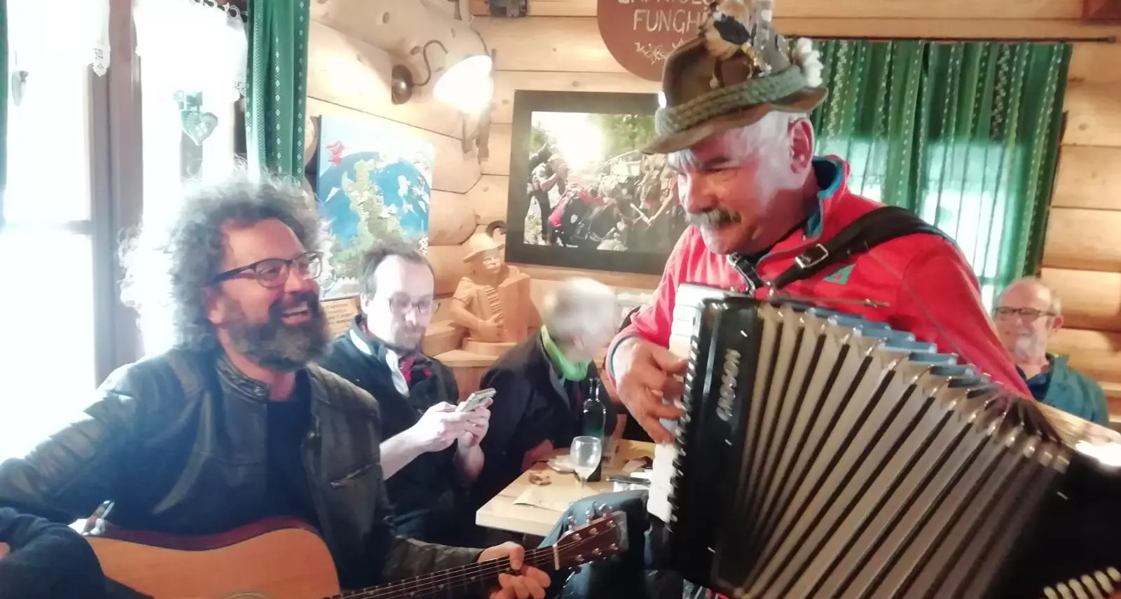 Simone Cristicchi improvvisa un concertino in compagnia al Rifugio Potzmauer di Grumes