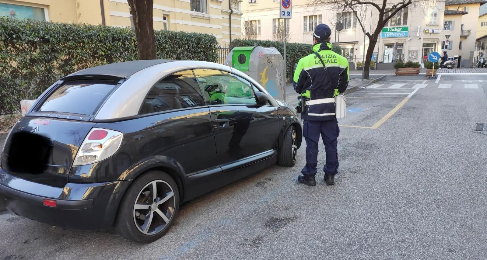 Mette il contrassegno \"disabile\" per parcheggiare gratis ma non è invalido e viene multato