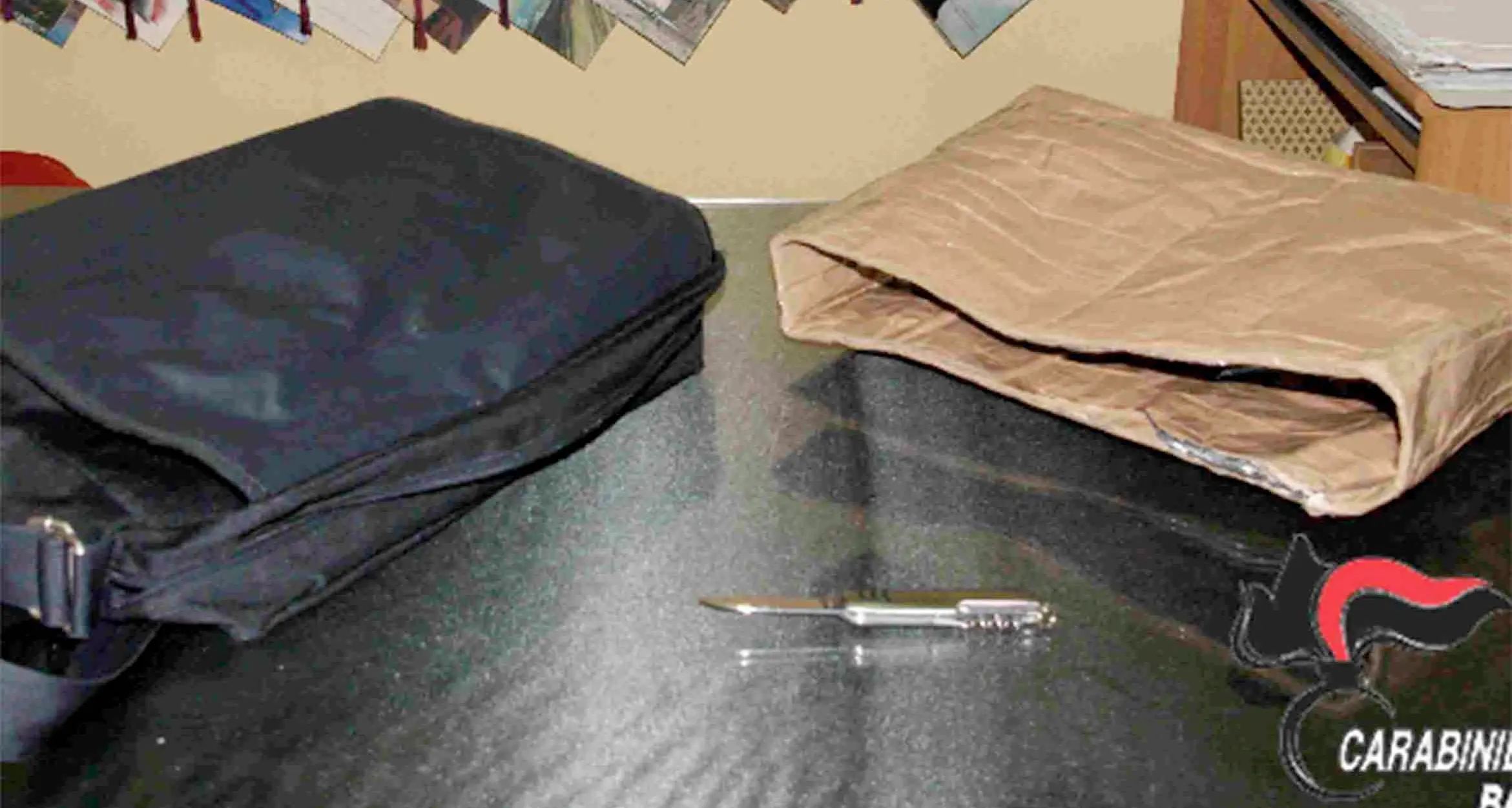 Il ladro con la borsa schermata bloccato dai carabinieri ad Appiano (e indossava vestiti rubati)