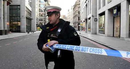 Attentato a Londra: colpisce i passanti con un cooltello