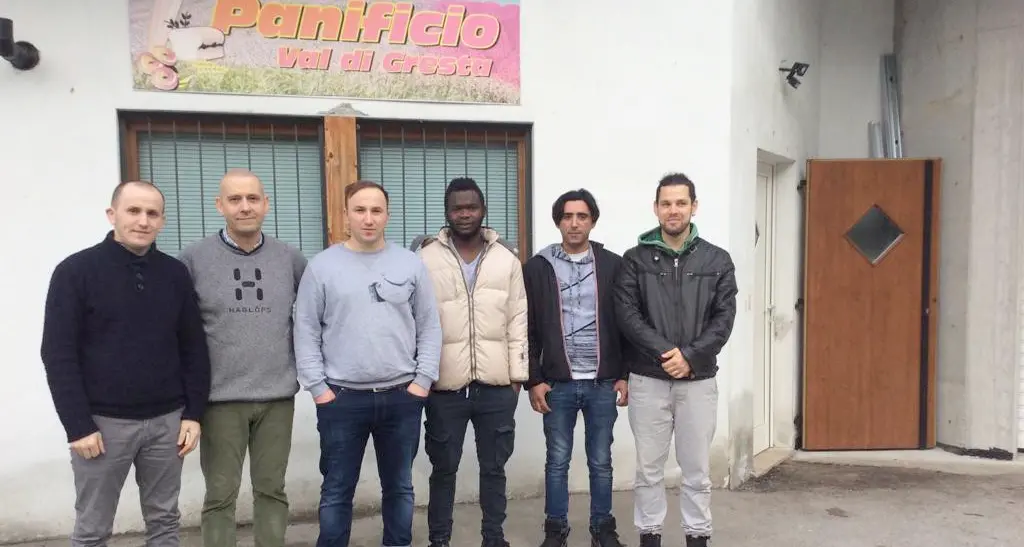 Il panificio di Ronzo Chienis che resta aperto solo grazie alla squadra «internazionale»
