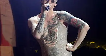 La tutina di Achille Lauro fra Bowie e l'androgino ha fatto impazzire Sanremo